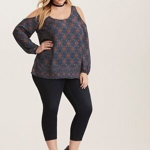 ✔️Torrid GEO print gauze cold shoulder top